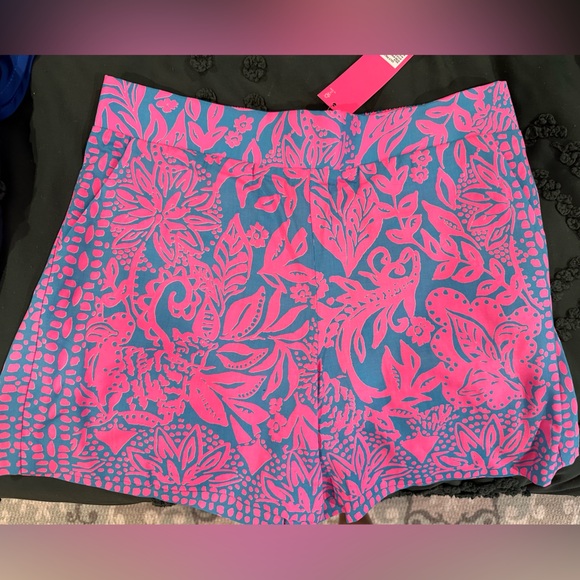 Lilly Pulitzer Neilah 5’ short in Aura Pink Leaf an Impression - Picture 2 of 4